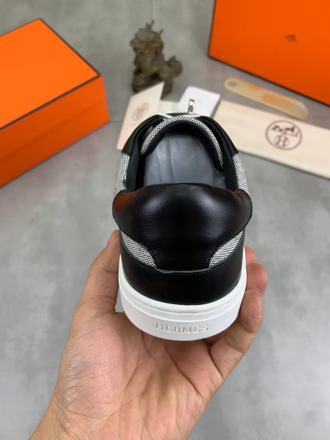 Men's men's shoes 💰P640 New Hermes top version Hermès classic couple style #𝐊𝐞𝐥𝐥𝐲 buckle casual white shoes skateboard shoes that will not conflict with shoes at all. Full of unknowns, Hermès rarely produces flat casual shoes and they are paired with classic palladium-plated Kelly shoe buckles! You'll fall in love with it at first sight. It's super versatile and can be worn with any skirt or pants. 🉑️Close your eyes and wear it. It's super noble. Fabric: Specific cowhide/canvas material. Lining: Sheepskin lining. Outsole: Original molded TPU outsole. Size: 35-45.